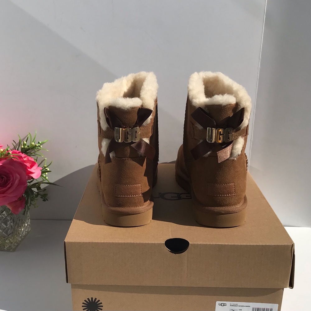 UGG Mini Bailey UGG Metal Graphic - Picture 3 of 9